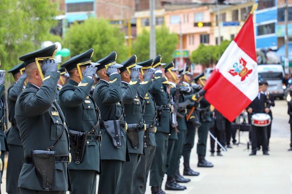 policias con la bandera del peru