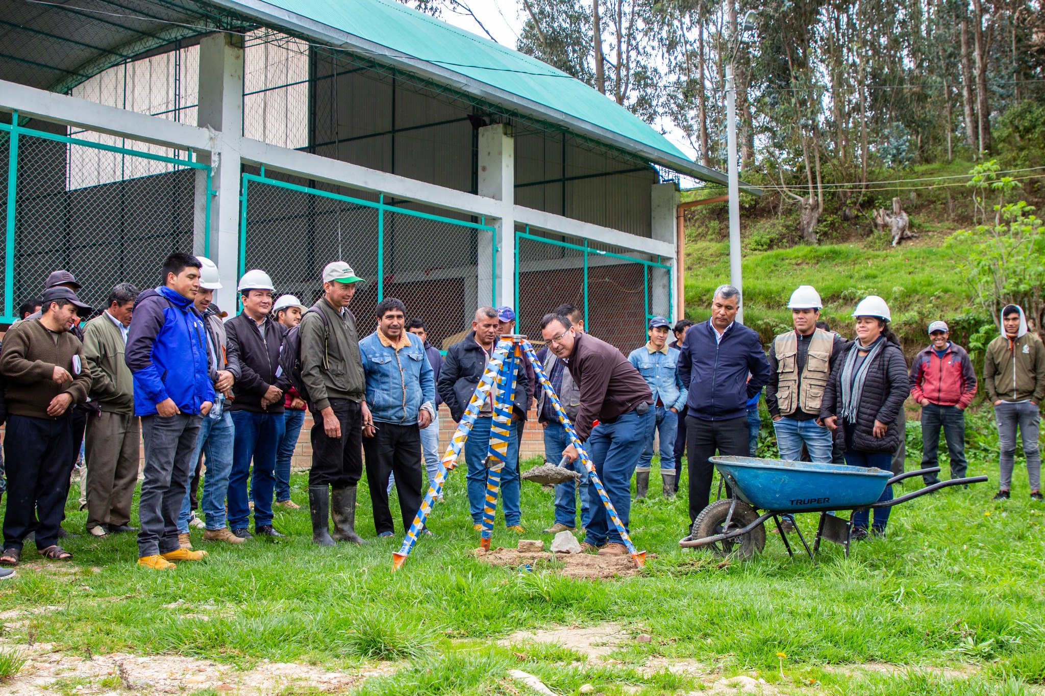 PERSONAS COLOCANDO LA PRIMERA PIEDRA DE UN PROYECTO DE AGUA Y SANEAMIENTO