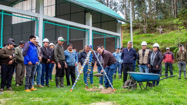 PERSONAS COLOCANDO LA PRIMERA PIEDRA DE UN PROYECTO DE AGUA Y SANEAMIENTO