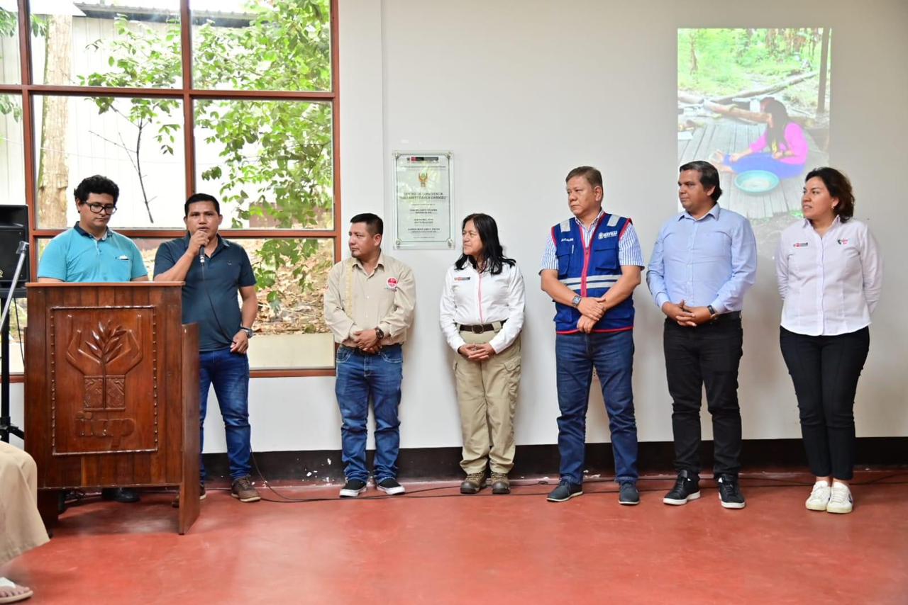 
Vladimir Chong presente en el IIAP junto a la Ministra del Ambiente
