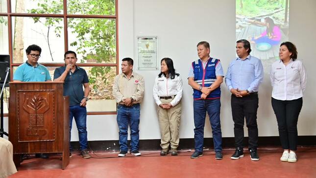 
Vladimir Chong presente en el IIAP junto a la Ministra del Ambiente
