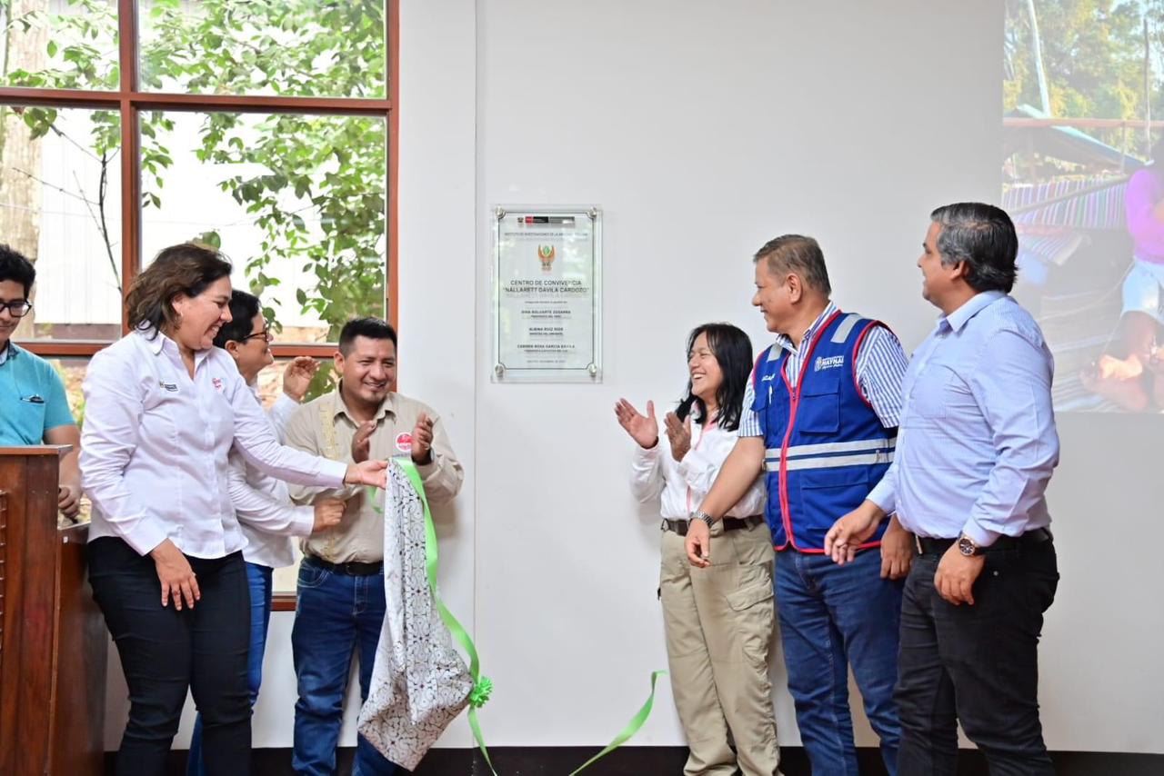 
Vladimir Chong presente en el IIAP junto a la Ministra del Ambiente
