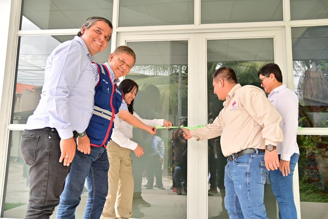 
Vladimir Chong presente en el IIAP junto a la Ministra del Ambiente
