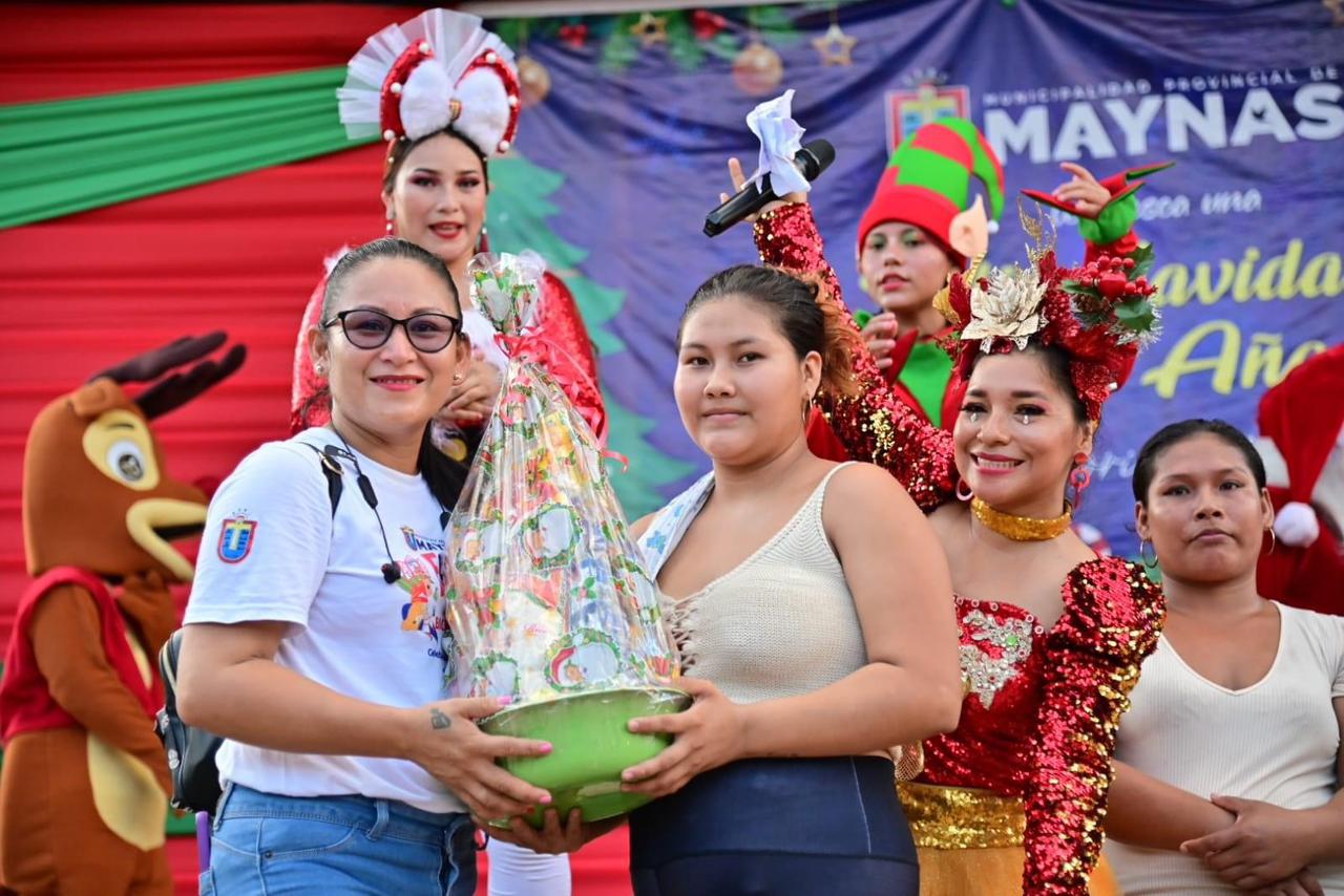 Niños del A.H. Playa Hermosa recibieron la navidad gracias a Vladimir Chong