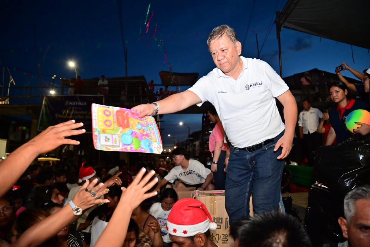 Niños del A.H. Playa Hermosa recibieron la navidad gracias a Vladimir Chong