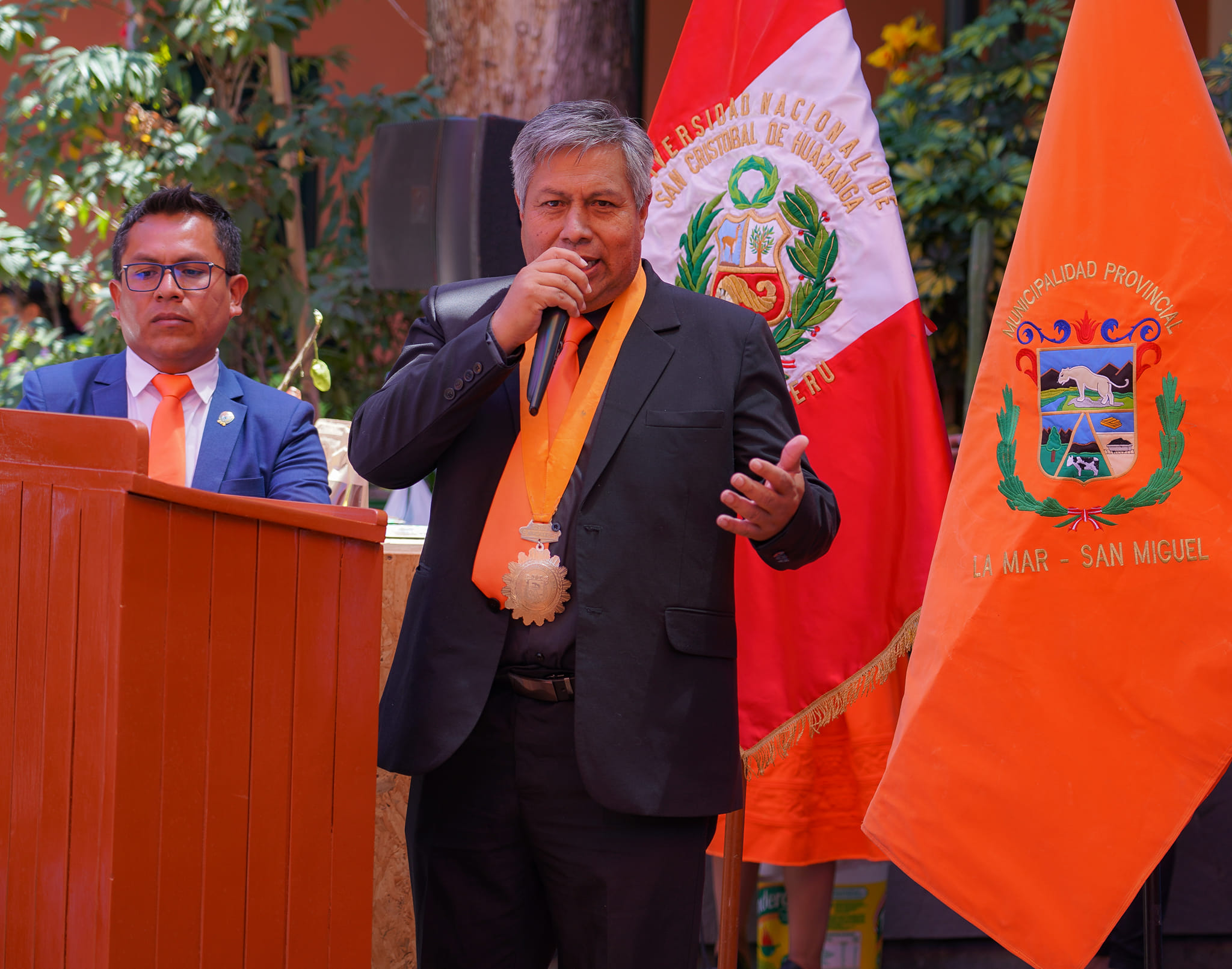 alcalde realizando la invitación a la ciudadanía