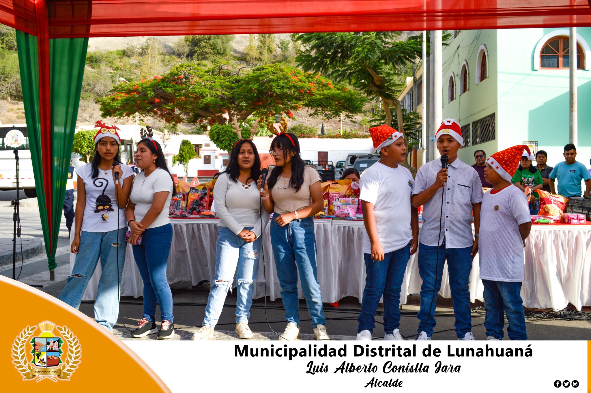 El día viernes 22 de diciembre del presente año, la Municipalidad Distrital de Lunahuaná, celebro la Navidad en la plaza de armas, contando con la presencia de la autoridad local Sr. Luis Alberto Conislla Jara Alcalde de la Jurisdicción junto a la primera dama Sra. Carmen Vicente Nolazco y Regidores, Sr. José Miguel Sánchez Sánchez, Sr. Aldo Víctor Cubillas Sánchez, Srta. Irene Fiorella Nolazco Sánchez, Srta. Vicky Rubi Vicente de la Cruz, Sr. Manuel del Carpio Sanz.
Con mucha alegría, se desarrolló la Chocolatada Navideña, compartiendo una hermosa tarde de villancicos con participación de diversos jóvenes talentos, show infantil donde se divirtieron nuestras futuras generaciones. De este modo, se realizó sorteo de panetones para todo el público presente.
Finalmente, se entregó los regalos a todos los niños y niñas de nuestra jurisdicción como también a los vecinos distritos que participaron de esta fabulosa chocolatada.
#EnGestionChavelonEsLaSolucion
#FelizNavidadLunahuana