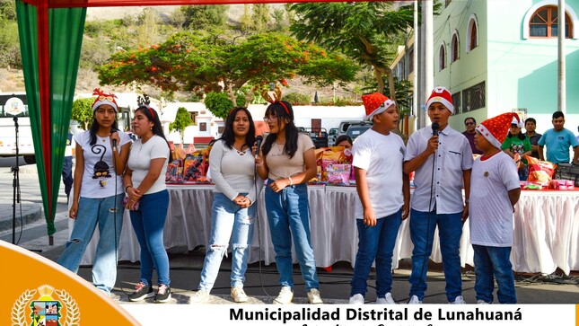 El día viernes 22 de diciembre del presente año, la Municipalidad Distrital de Lunahuaná, celebro la Navidad en la plaza de armas, contando con la presencia de la autoridad local Sr. Luis Alberto Conislla Jara Alcalde de la Jurisdicción junto a la primera dama Sra. Carmen Vicente Nolazco y Regidores, Sr. José Miguel Sánchez Sánchez, Sr. Aldo Víctor Cubillas Sánchez, Srta. Irene Fiorella Nolazco Sánchez, Srta. Vicky Rubi Vicente de la Cruz, Sr. Manuel del Carpio Sanz. 
Con mucha alegría, se desarrolló la Chocolatada Navideña, compartiendo una hermosa tarde de villancicos con participación de diversos jóvenes talentos, show infantil donde se divirtieron nuestras futuras generaciones. De este modo, se realizó sorteo de panetones para todo el público presente. 
Finalmente, se entregó los regalos a todos los niños y niñas de nuestra jurisdicción como también a los vecinos distritos que participaron de esta fabulosa chocolatada. 

#EnGestionChavelonEsLaSolucion
#FelizNavidadLunahuana