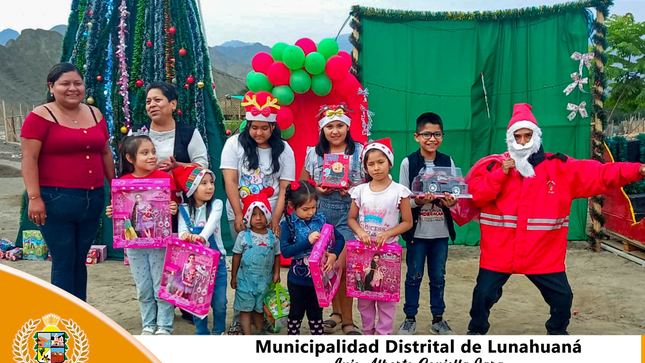 Con mucha alegría, la primera dama Sra. Carmen Vicente Nolazco en compañía de la Regidora Srta. Vicky Rubi Vicente de la Cruz, visitaron el anexo de Ramadilla Con-Con, llevando alegría a los niños y niñas. Donde se hizo la entrega de regalos y Panetones. 
Finalmente, la población agradecida por tener presente al mencionado anexo. 

#EnGestionChavelonEsLaSolucion
#feliznavidadlunahuana