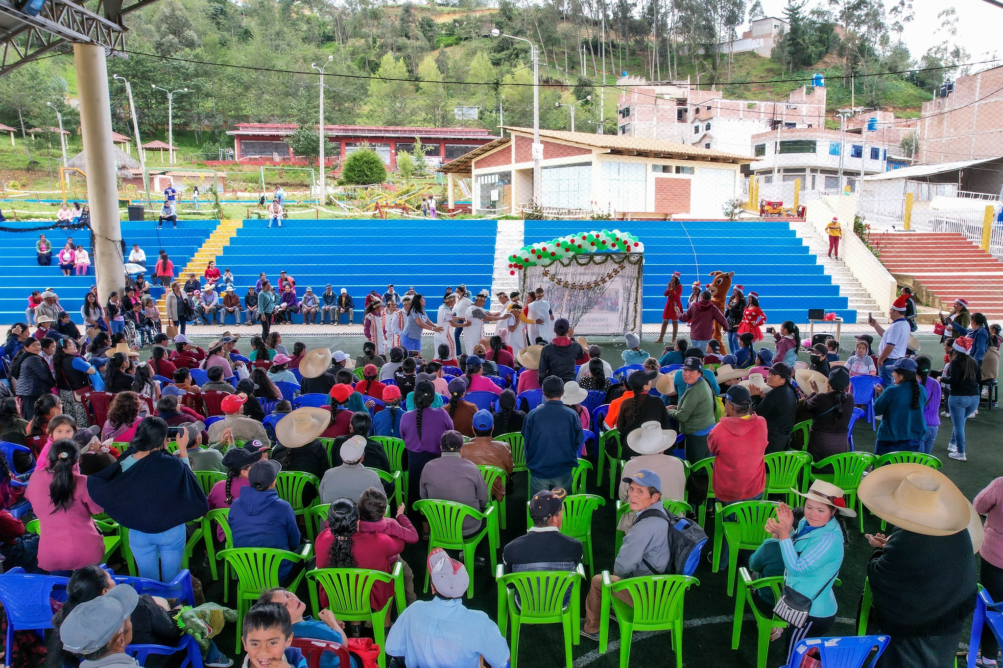 personas celebran fiestas de navidad