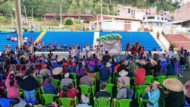 personas celebran fiestas de navidad