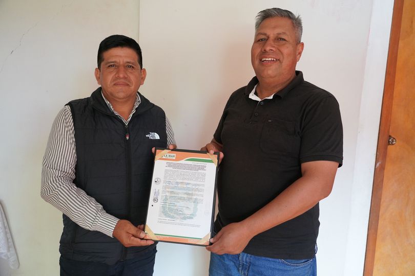 alcaldes con el convenio firmado