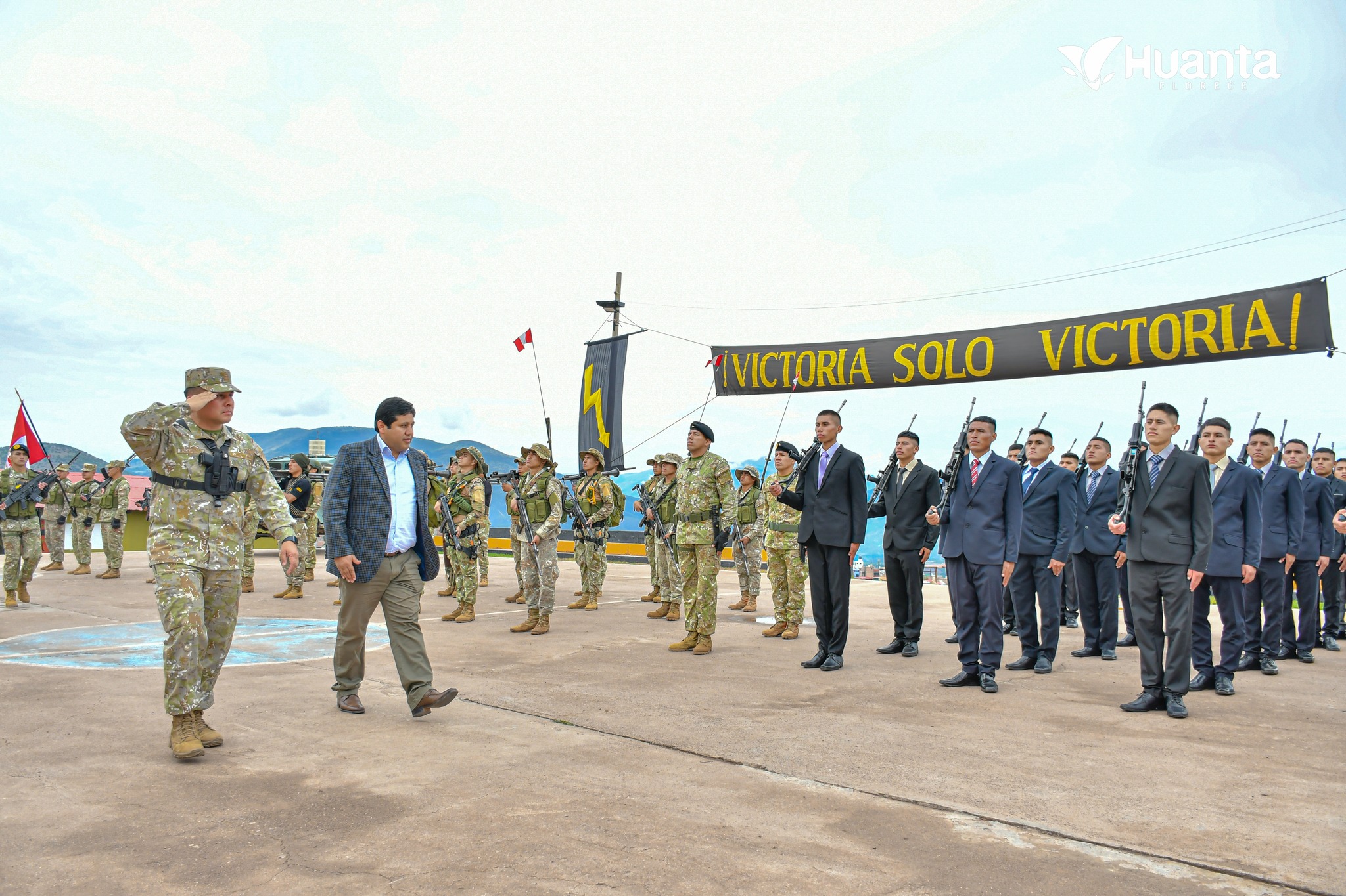 ALCALDE DE HUANTA PARTICIPA EN LA CEREMONIA DE LICENCIAMIENTO DEL PERSONAL DE TROPA DEL BCT "LOS CABITOS" N° 51