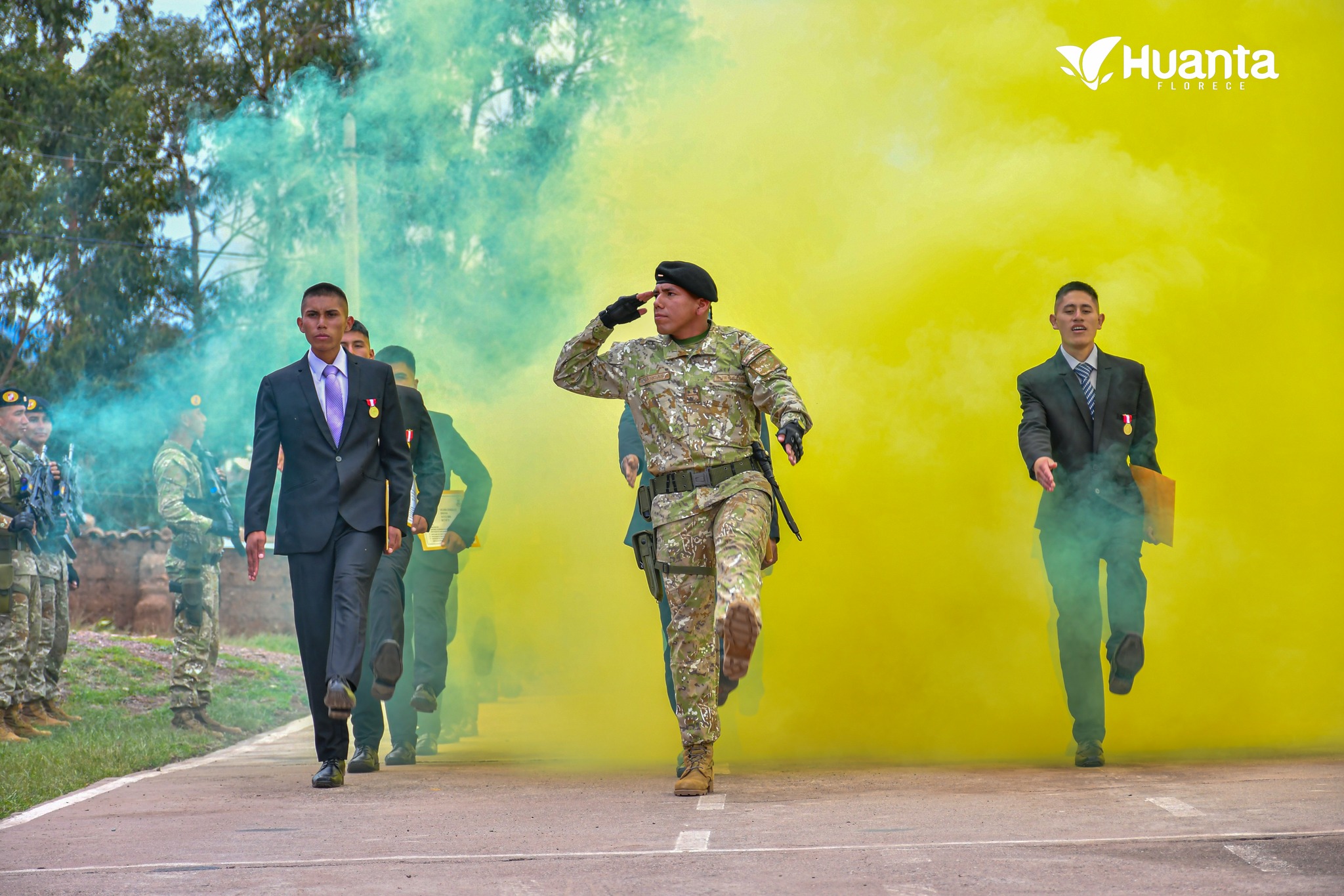 ALCALDE DE HUANTA PARTICIPA EN LA CEREMONIA DE LICENCIAMIENTO DEL PERSONAL DE TROPA DEL BCT "LOS CABITOS" N° 51