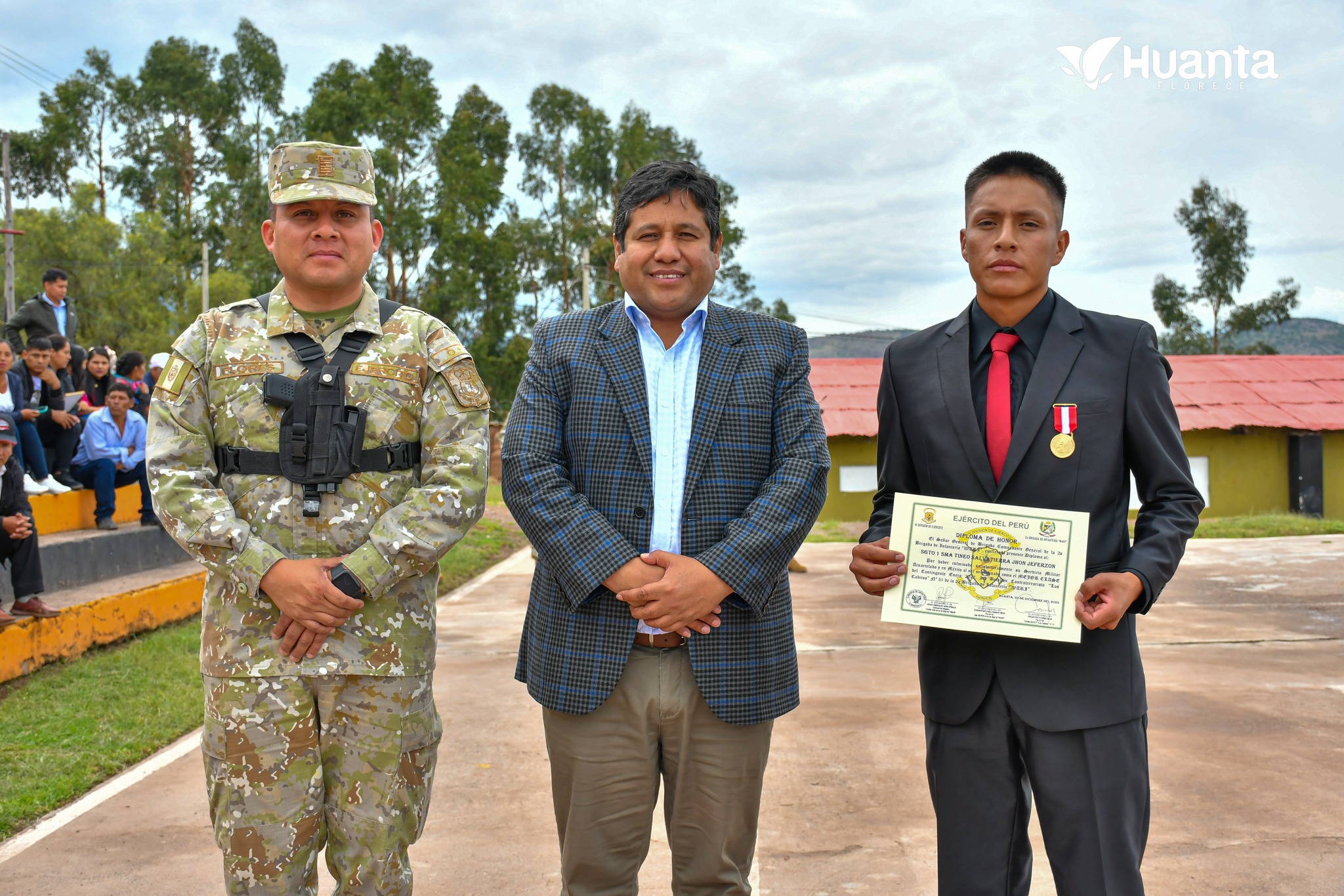 ALCALDE DE HUANTA PARTICIPA EN LA CEREMONIA DE LICENCIAMIENTO DEL PERSONAL DE TROPA DEL BCT "LOS CABITOS" N° 51