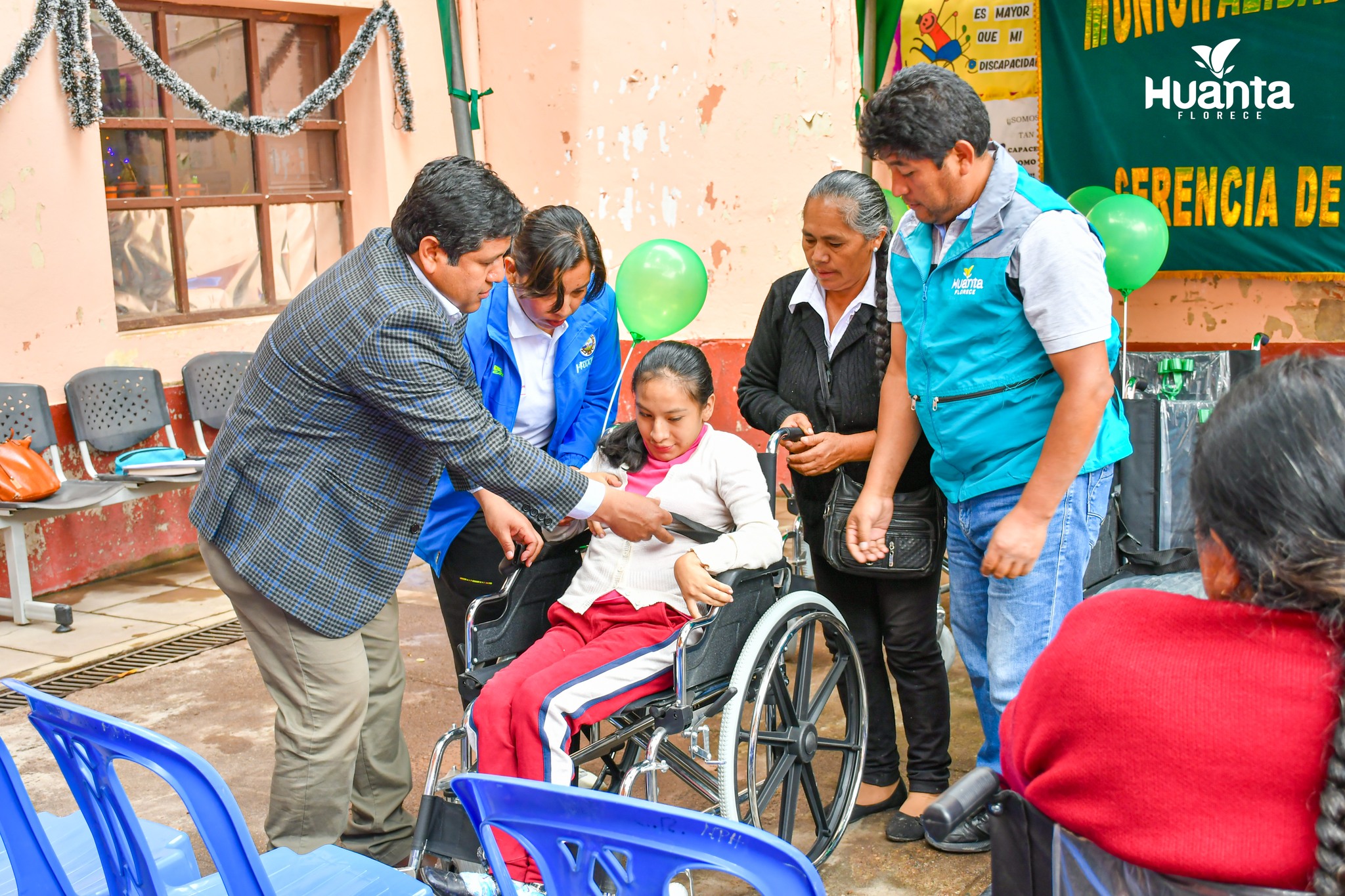 ALCALDE PROVINCIAL ENTREGÓ SILLAS DE RUEDAS A VECINOS DE HUANTA