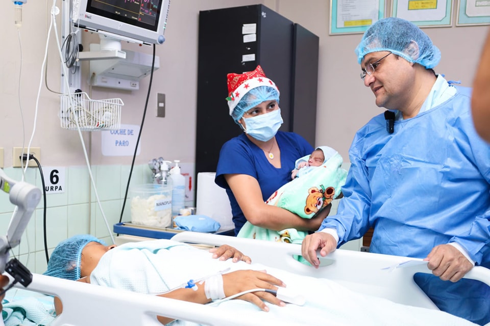 Niño de padres olmanos, nace a pocas horas de la navidad en Hospital Belén