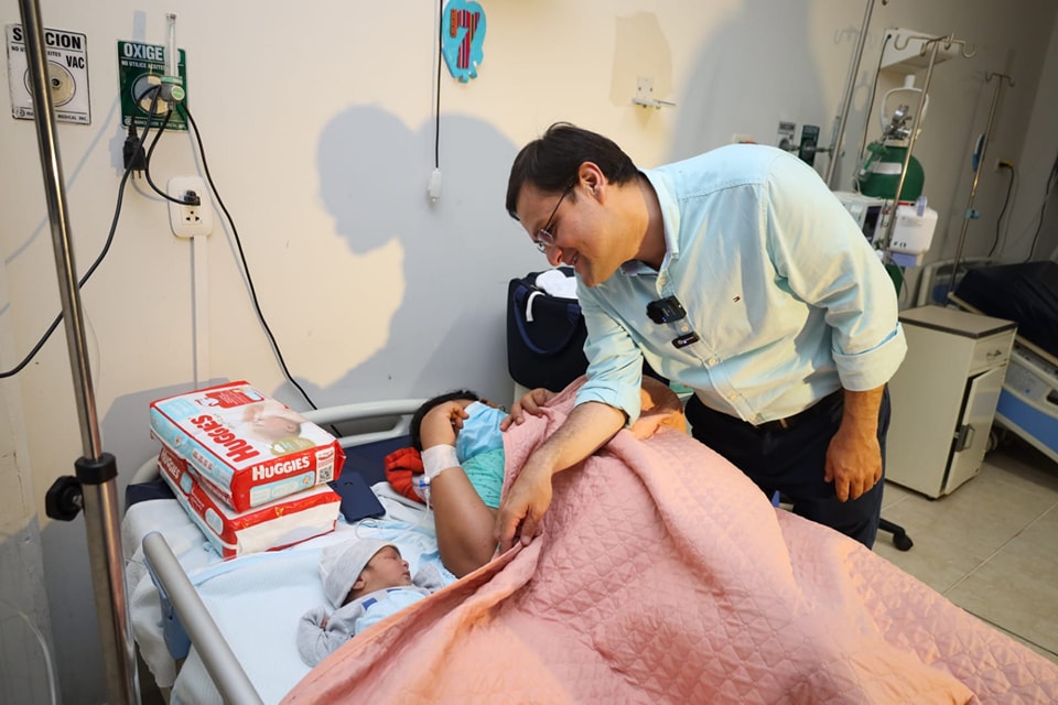 Niño de padres olmanos, nace a pocas horas de la navidad en Hospital Belén