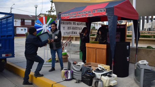 Un ciudadano de Junín contribuye a la campaña de reciclaje entregando su televisor a los trabajadores de la Municipalidad de la Provincia de Junín