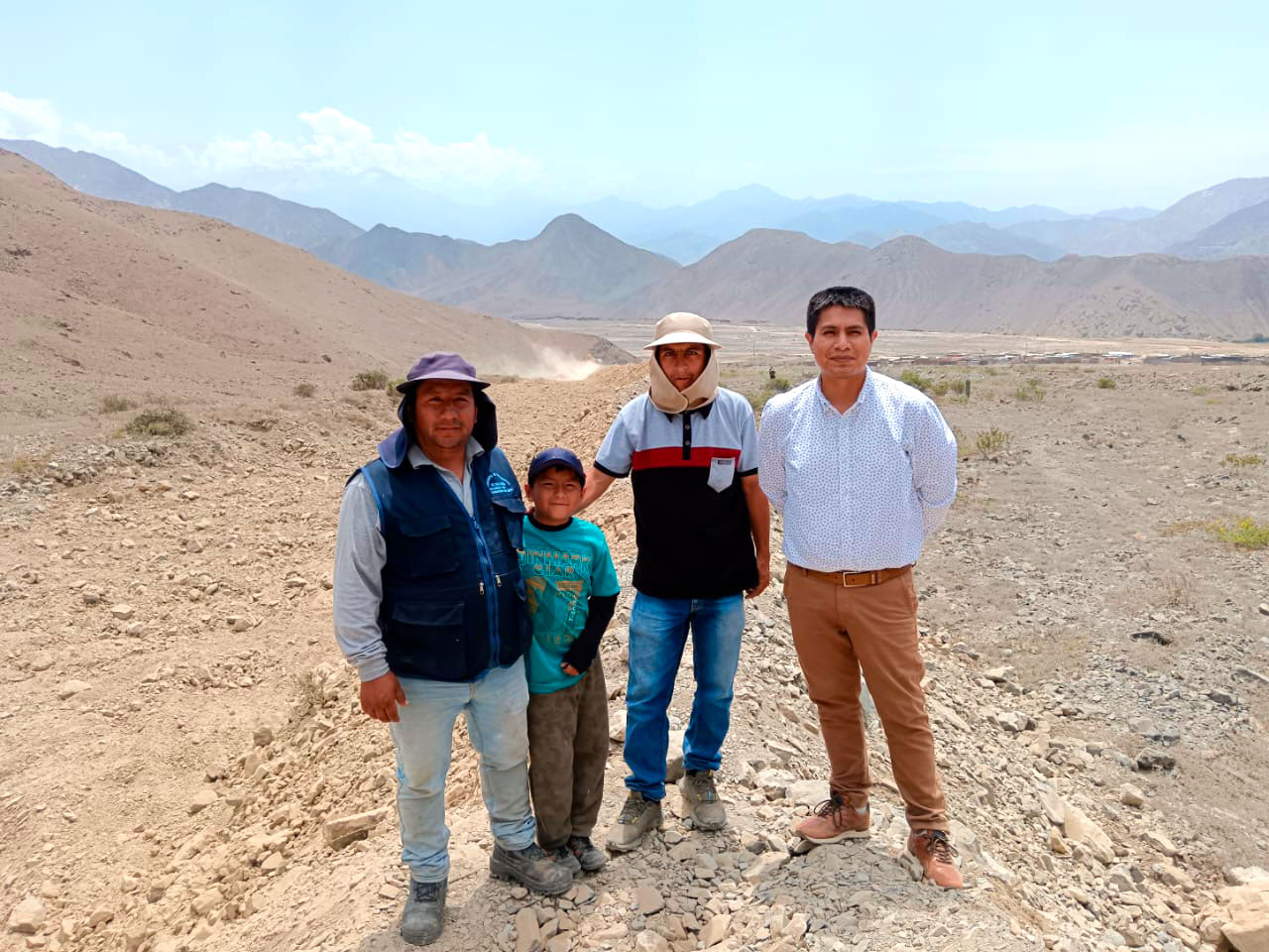 Secretario de la plataforma de Defensa Civil, Ing. Rubén Córdova Espinoza, junto a los presidentes de las juntas vecinales de los AA.HH. Bella Vista y Virgen de Guadalupe