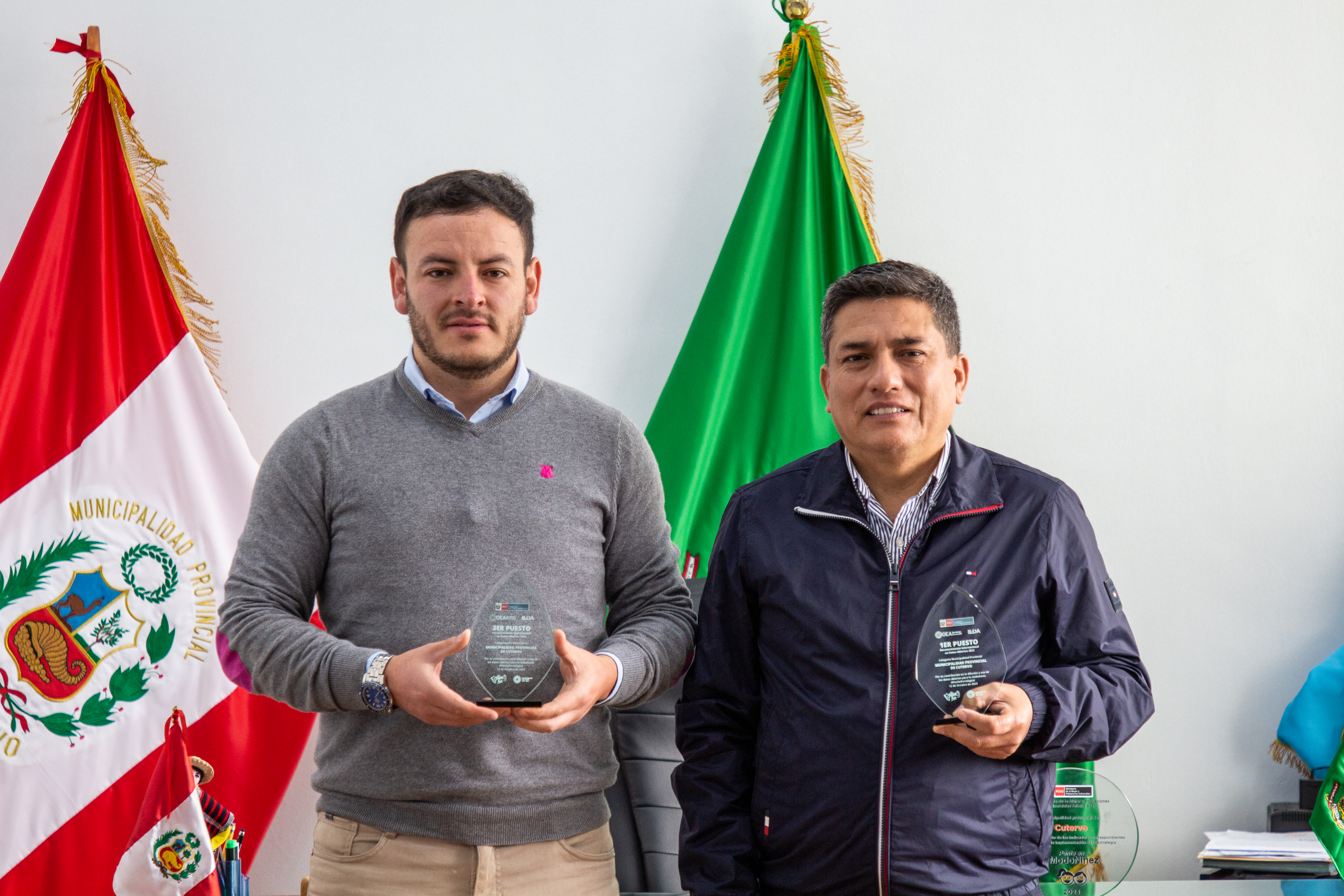 DOS PERSONAS CON UNOS PREMIOS POSAN PARA LA FOTO