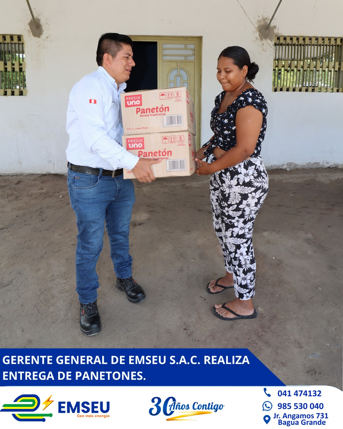 El gerente general, Alexander Guevara Bustamante, realiz贸 la entrega de panetones a nombre del presidente del Directorio, Di贸genes Celis Jim茅nez y de todo EMSEU S.A.C.