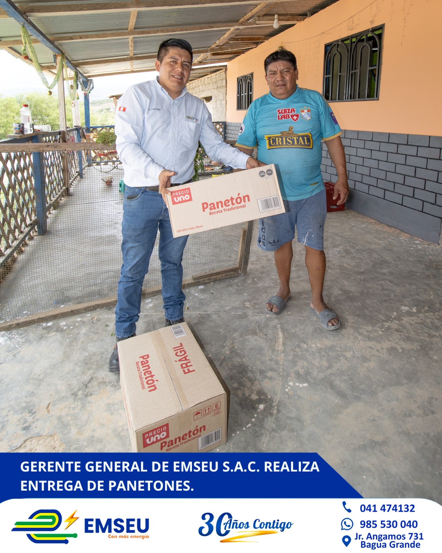 El gerente general, Alexander Guevara Bustamante, realiz贸 la entrega de panetones a nombre del presidente del Directorio, Di贸genes Celis Jim茅nez y de todo EMSEU S.A.C.