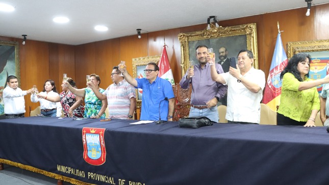 Brindis por fin de año con trabajadores municipales