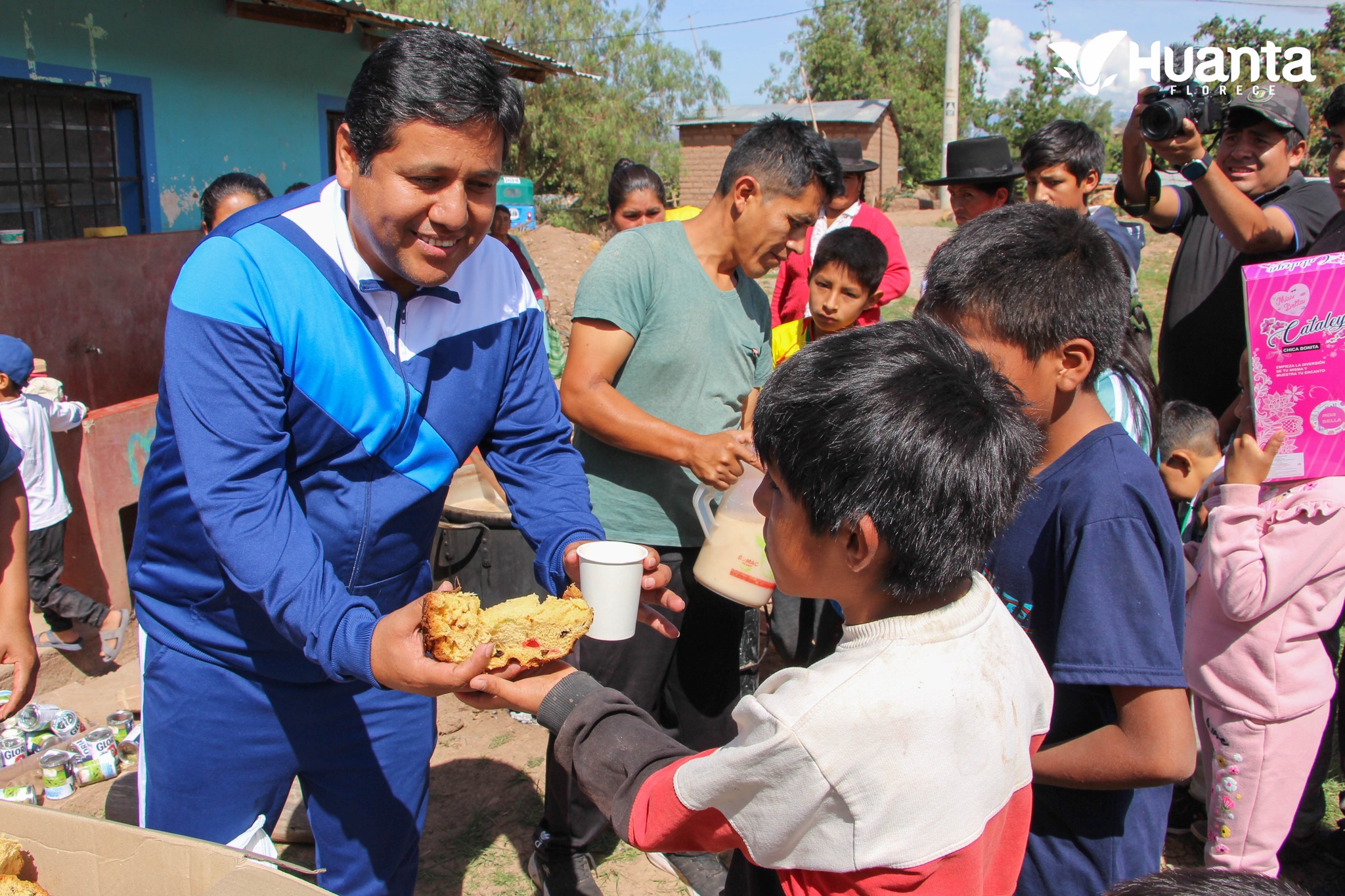 ALCALDE DE HUANTA, MAG, BELISARIO LOPE ROMANÍ, ENTREGO JUGUETES A LOS NIÑOS DEL BARRIO DE SAN JUAN DE MIRAFLORES
