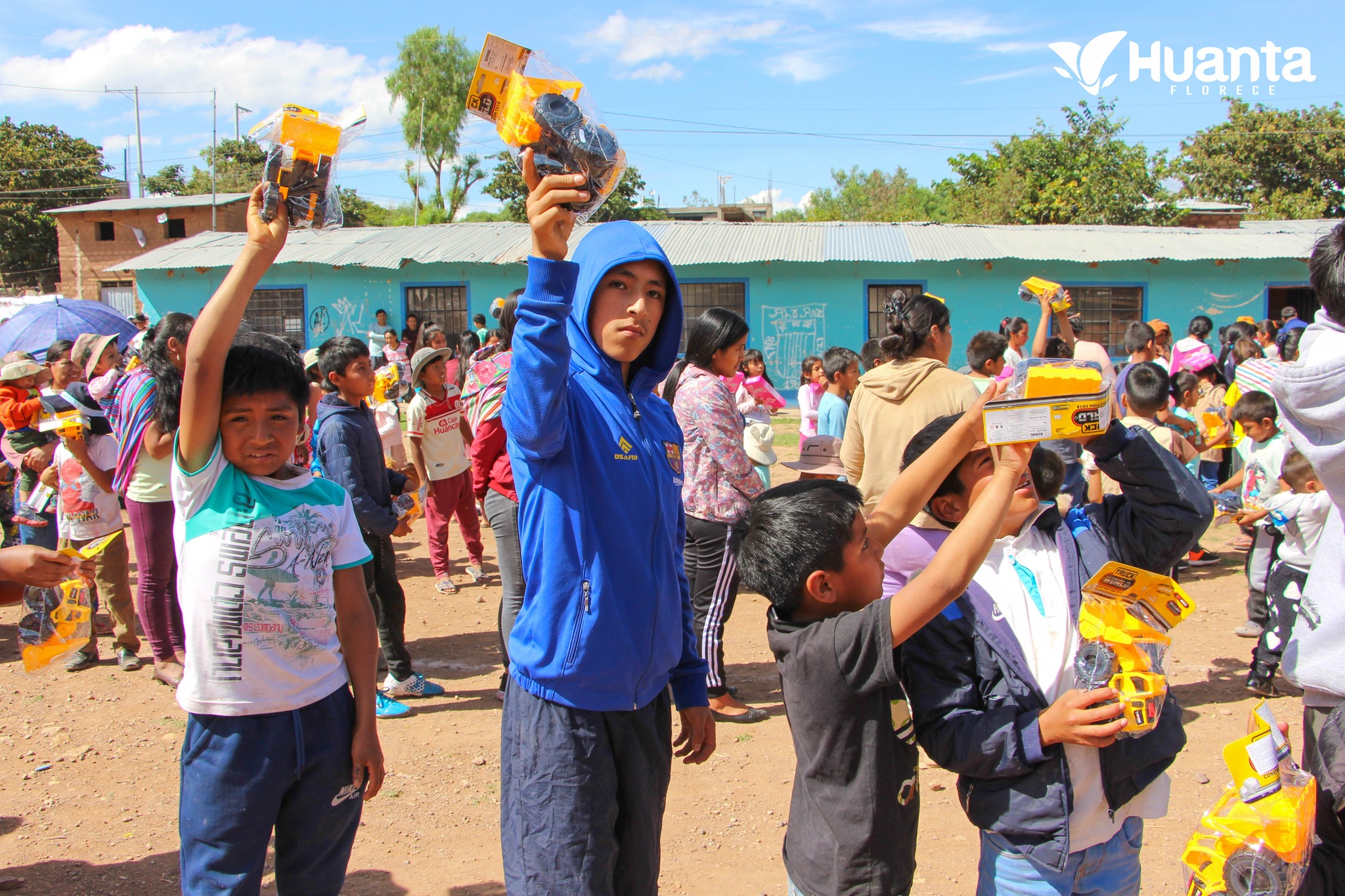 ALCALDE DE HUANTA, MAG, BELISARIO LOPE ROMANÍ, ENTREGO JUGUETES A LOS NIÑOS DEL BARRIO DE SAN JUAN DE MIRAFLORES