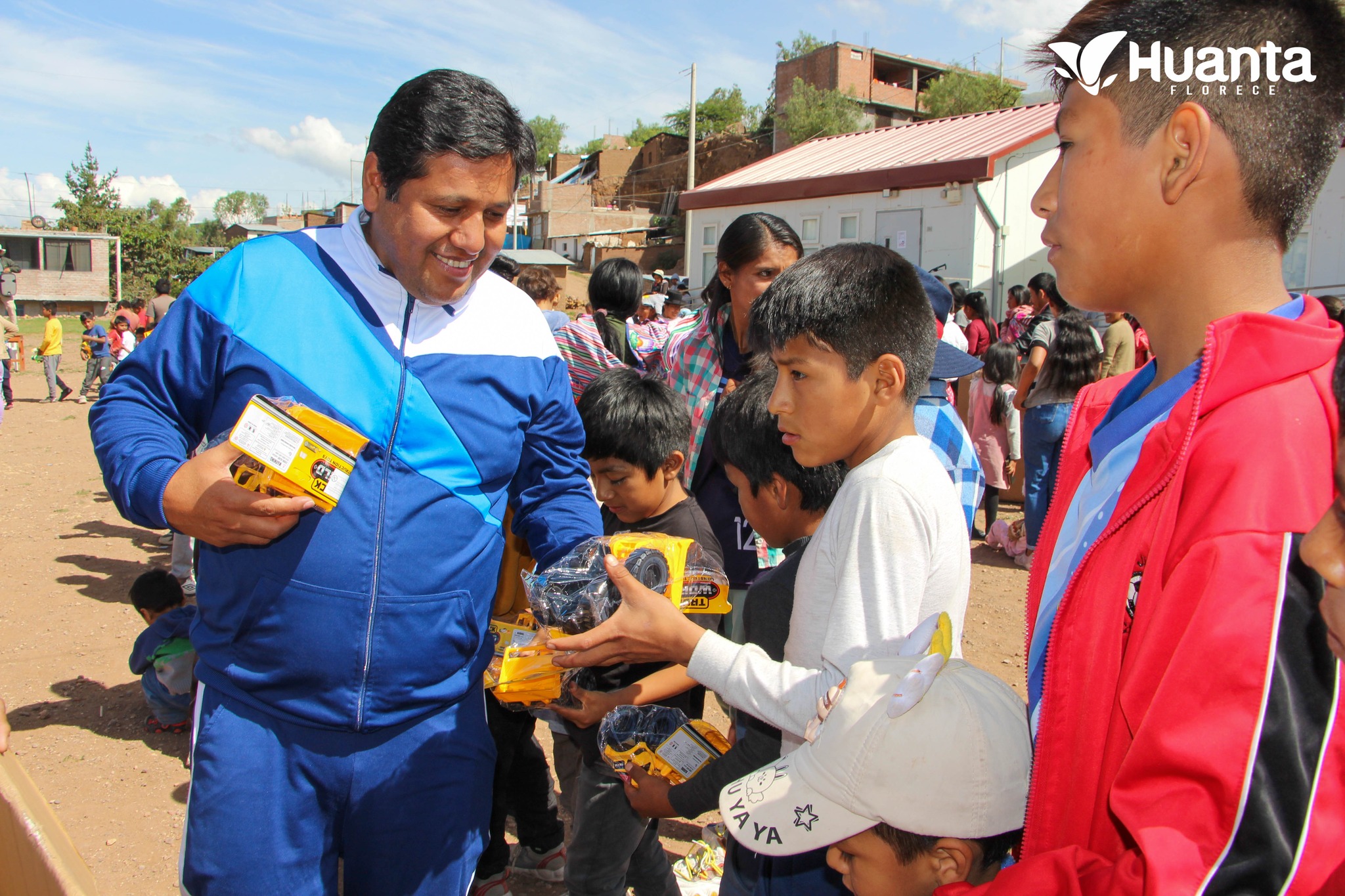 ALCALDE DE HUANTA, MAG, BELISARIO LOPE ROMANÍ, ENTREGO JUGUETES A LOS NIÑOS DEL BARRIO DE SAN JUAN DE MIRAFLORES