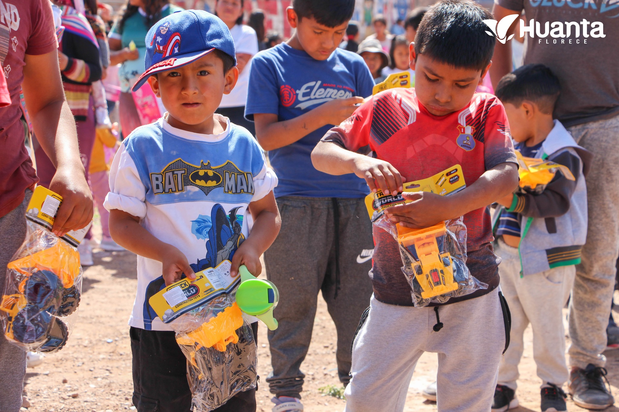 ALCALDE DE HUANTA, MAG, BELISARIO LOPE ROMANÍ, ENTREGO JUGUETES A LOS NIÑOS DEL BARRIO DE SAN JUAN DE MIRAFLORES