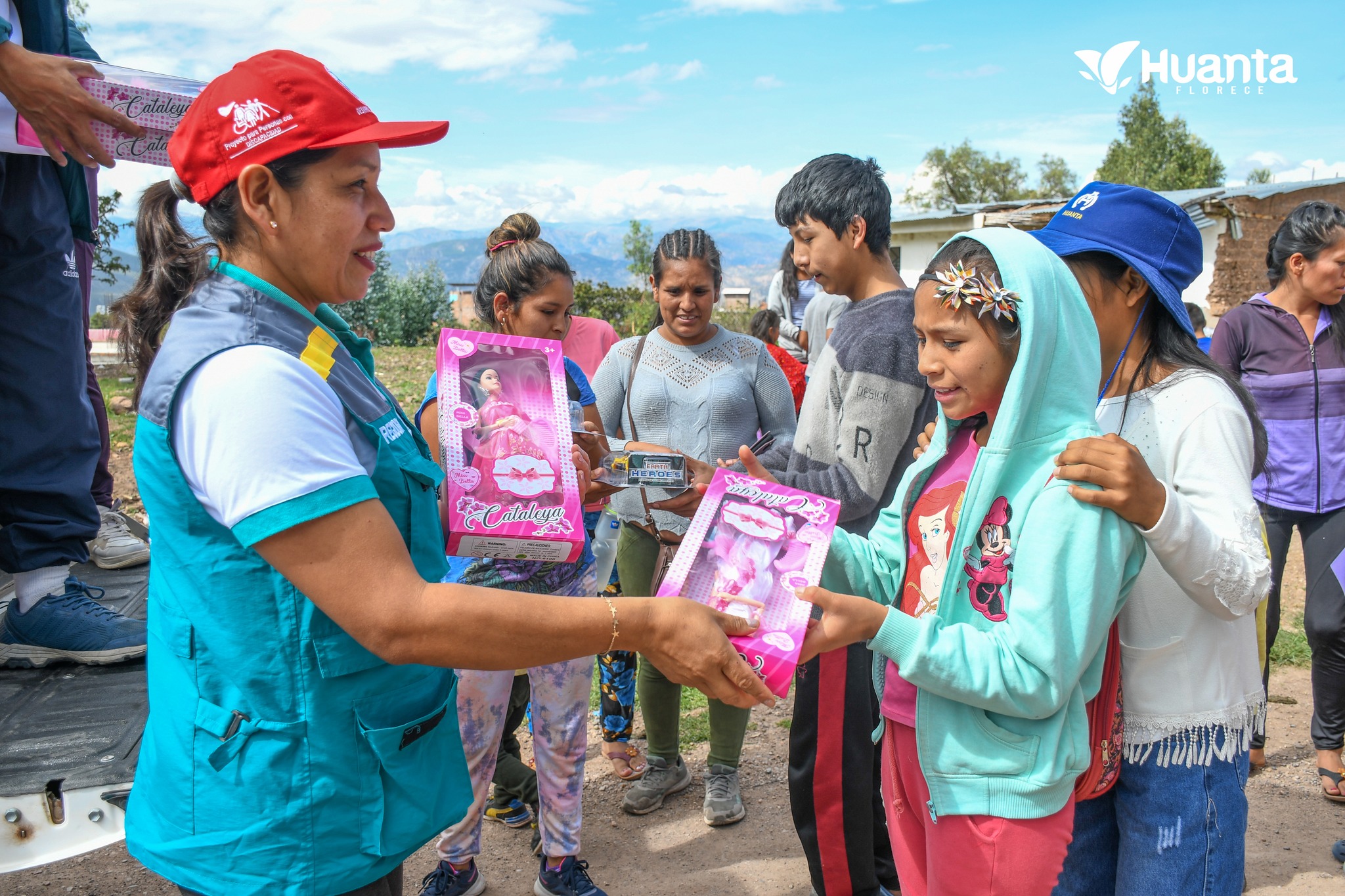 LLEVANDO FELICIDAD A LOS NIÑOS DE SOCCOSCCOCHA