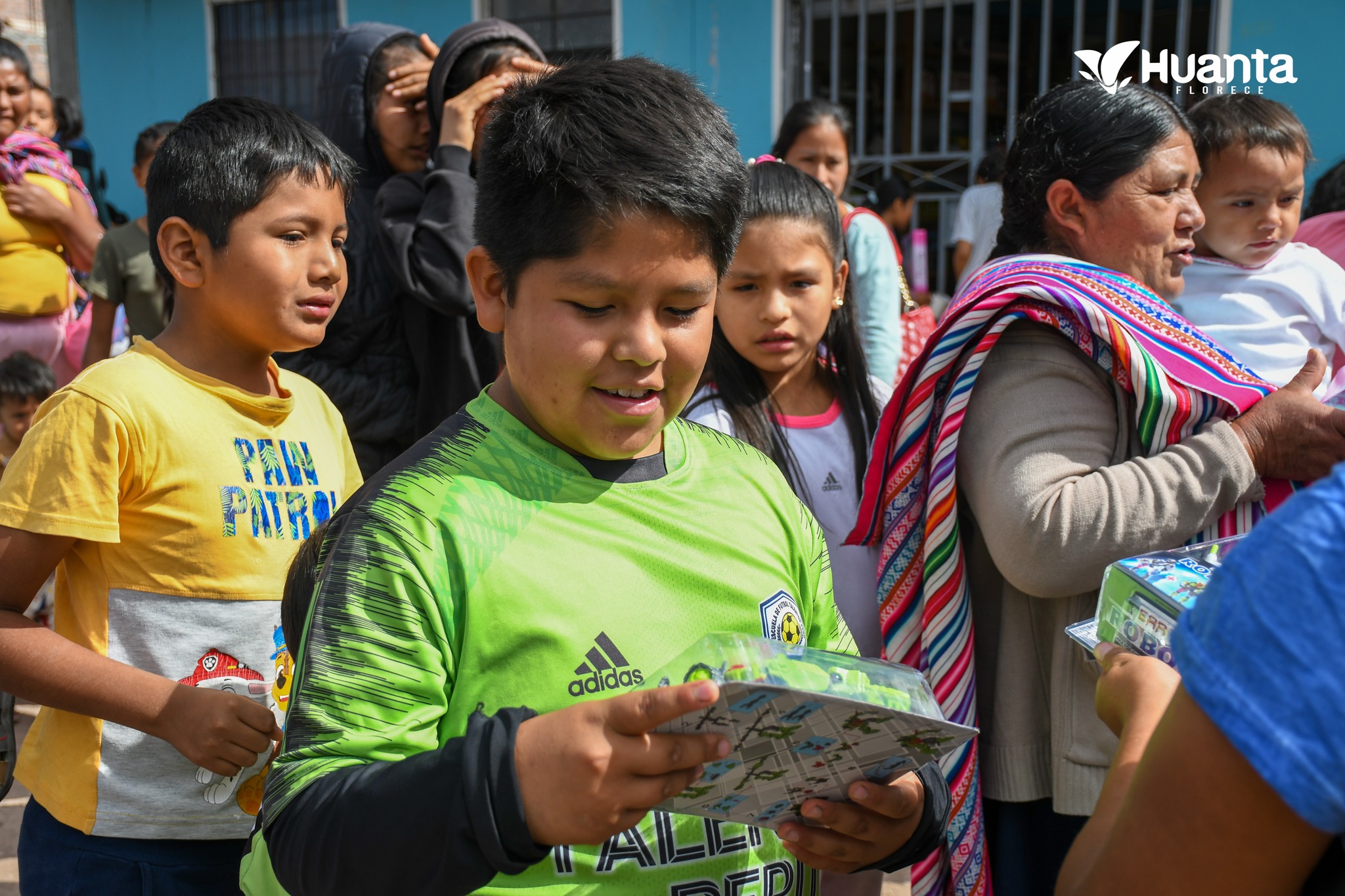 LLEVANDO FELICIDAD A LOS NIÑOS DE SOCCOSCCOCHA