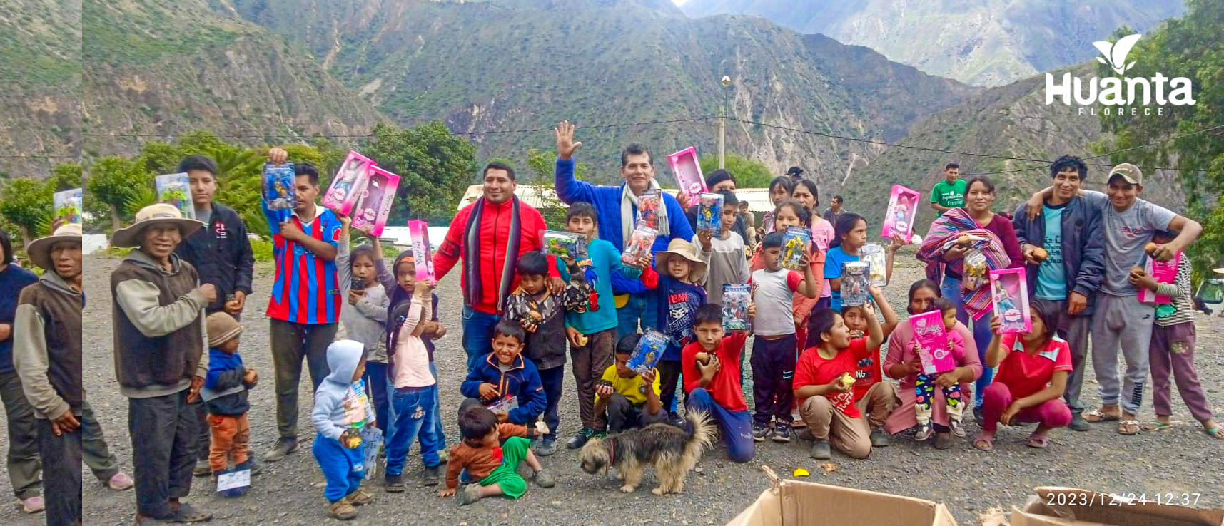 CON ALEGRÍA RECIBIERON NIÑOS Y NIÑAS DE AYAHUANCO LOS REGALOS DE NAVIDAD