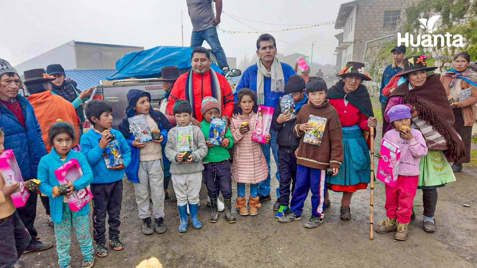 CON ALEGRÍA RECIBIERON NIÑOS Y NIÑAS DE AYAHUANCO LOS REGALOS DE NAVIDAD