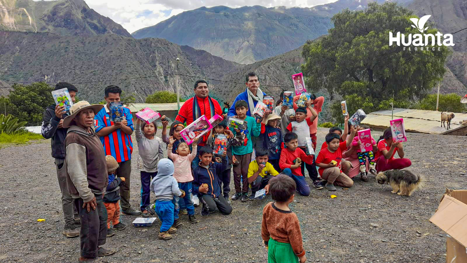 CON ALEGRÍA RECIBIERON NIÑOS Y NIÑAS DE AYAHUANCO LOS REGALOS DE NAVIDAD