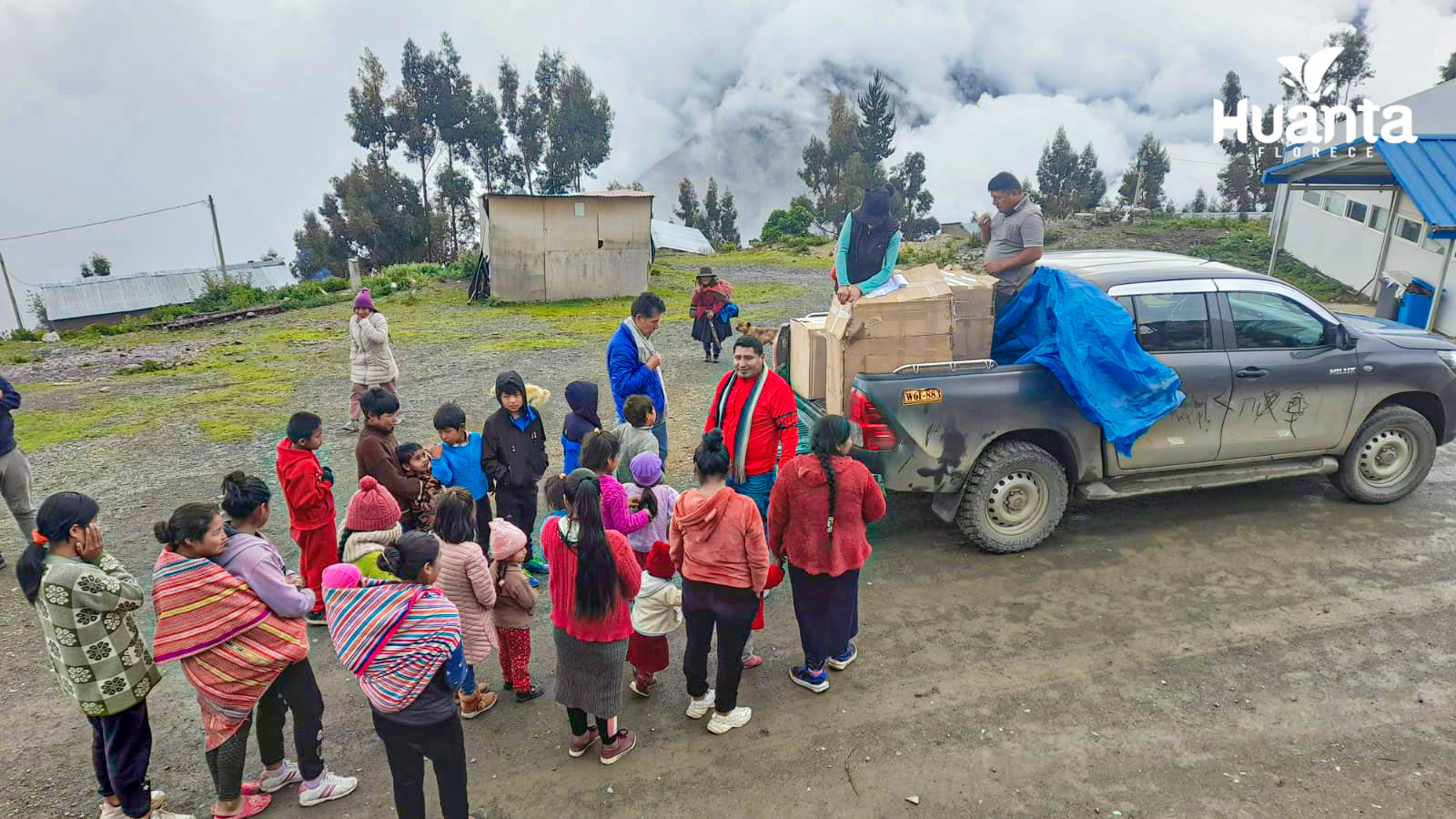 CON ALEGRÍA RECIBIERON NIÑOS Y NIÑAS DE AYAHUANCO LOS REGALOS DE NAVIDAD