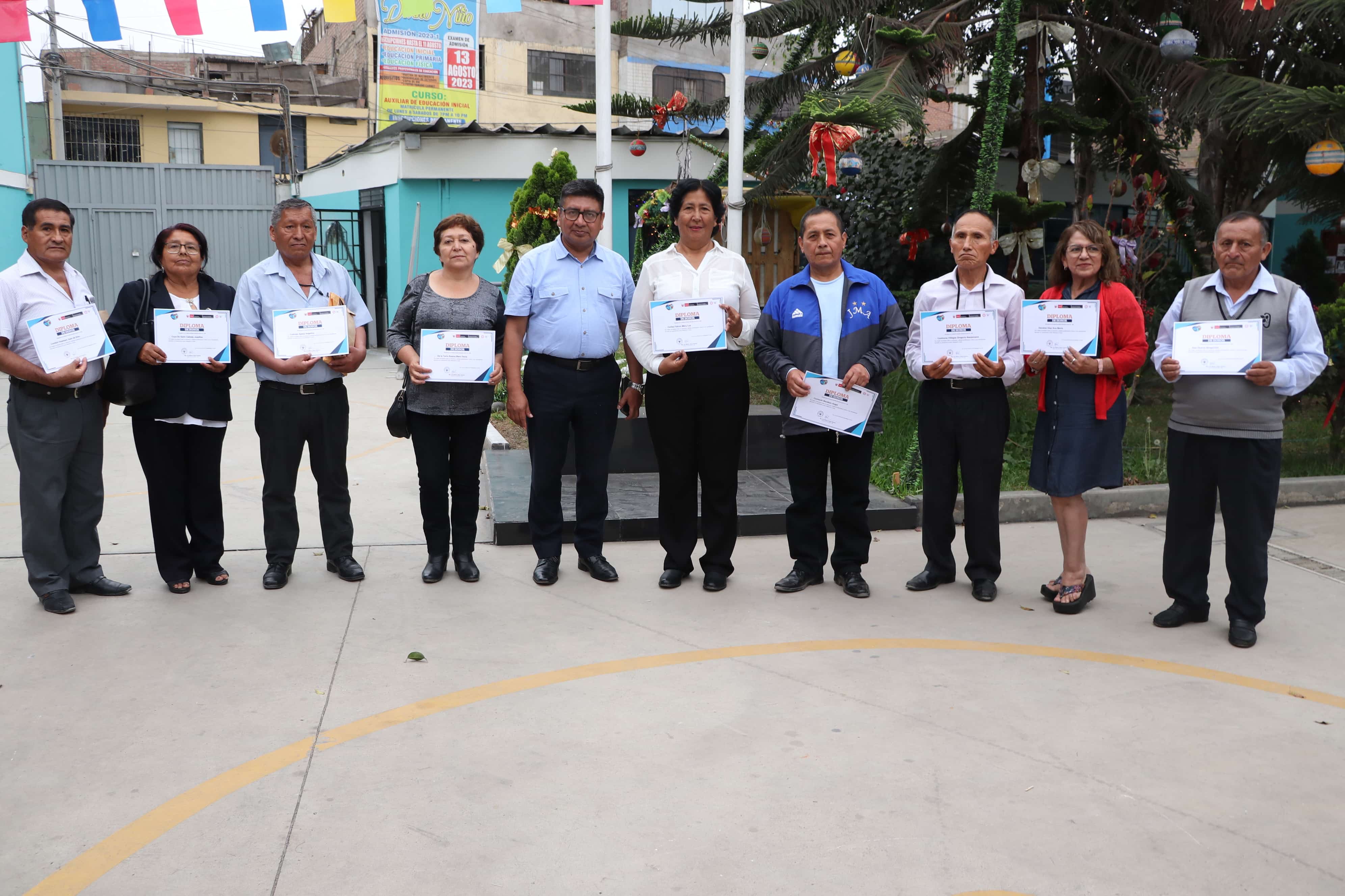 174 docentes cesantes reciben reconocimiento por sus años de servicio