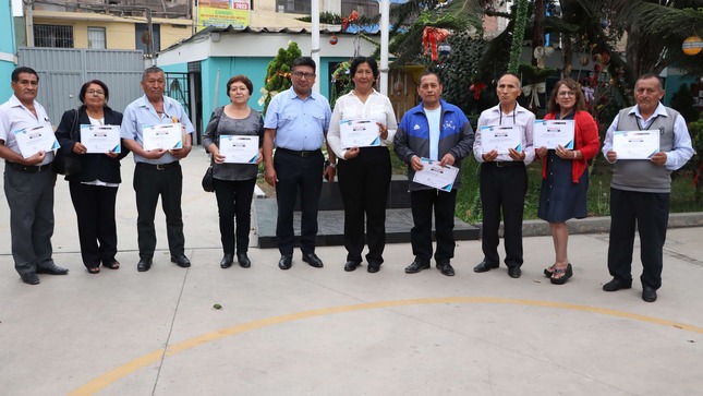 174 docentes cesantes reciben reconocimiento por sus años de servicio