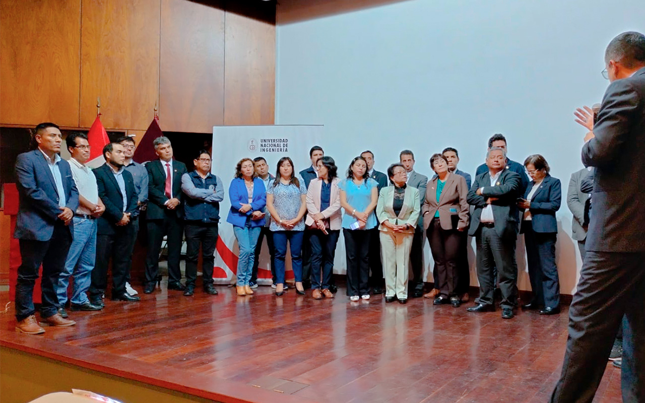 Foto grupal de asamblea de la red de la calidad de la universidad peruana.
