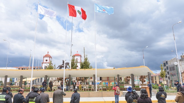 La imagen captura la presencia del Alcalde de la Provincia de Junín junto con trabajadores locales, todos reunidos en honor al significativo cambio de nombre. En el fondo, se destacan banderas izadas, simbolizando el orgullo y la celebración asociados con la transformación de 'Pueblo de Reyes' a 'Heroica Villa de Junín'".




La imagen captura la presencia del Alcalde de la Provincia de Junín junto con trabajadores locales, todos reunidos en honor al significativo cambio de nombre. En el fondo, se destacan banderas izadas, simbolizando el orgullo y la celebración asociados con la transformación de 'Pueblo de Reyes' a 'Heroica Villa de Junín'".




La imagen captura la presencia del Alcalde de la Provincia de Junín junto con trabajadores locales, todos reunidos en honor al significativo cambio de nombre. En el fondo, se destacan banderas izadas, simbolizando el orgullo y la celebración asociados con la transformación de 'Pueblo de Reyes' a 'Heroica Villa de Junín'".

La imagen captura la presencia del Alcalde de la Provincia de Junín junto con trabajadores locales, todos reunidos en honor al significativo cambio de nombre. En el fondo, se destacan banderas izadas, simbolizando el orgullo y la celebración asociados con la transformación de 'Pueblo de Reyes' a 'Heroica Villa de Junín



