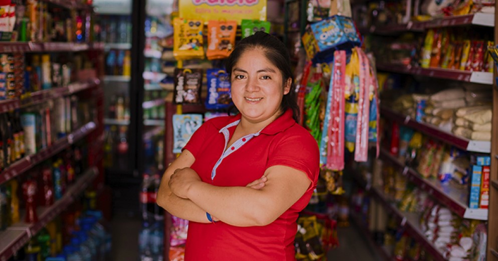 Emprendedora mujer en su negocio de bodega