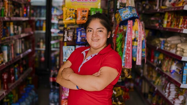 Emprendedora mujer en su negocio de bodega