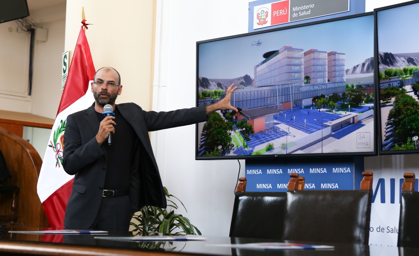 Reunión entre Pronis y sociedad civil organizada para el Hospital Sergio Bernales