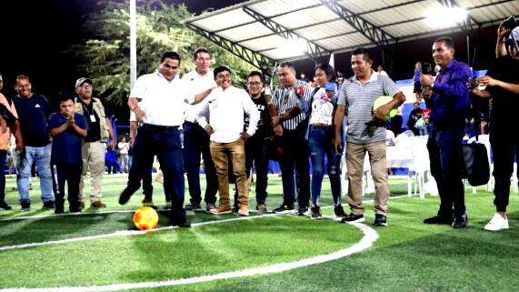 Gobernador entrega polideportivos en A.H. Los Almendros y Virgen de La Paz en Castilla