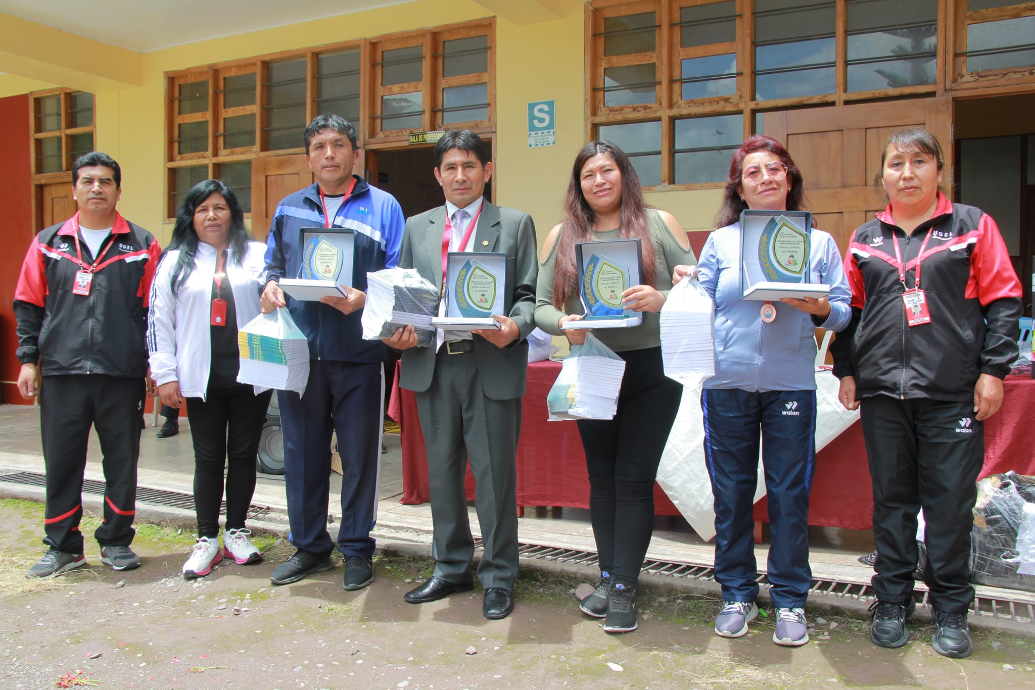 La Unidad de Gestión Educativa Local Surcubamba reconoció y premio el #esfuerzo, dedicación y #disciplina de los estudiantes y docentes ganadores de los Concursos locales, regionales y nacionales.