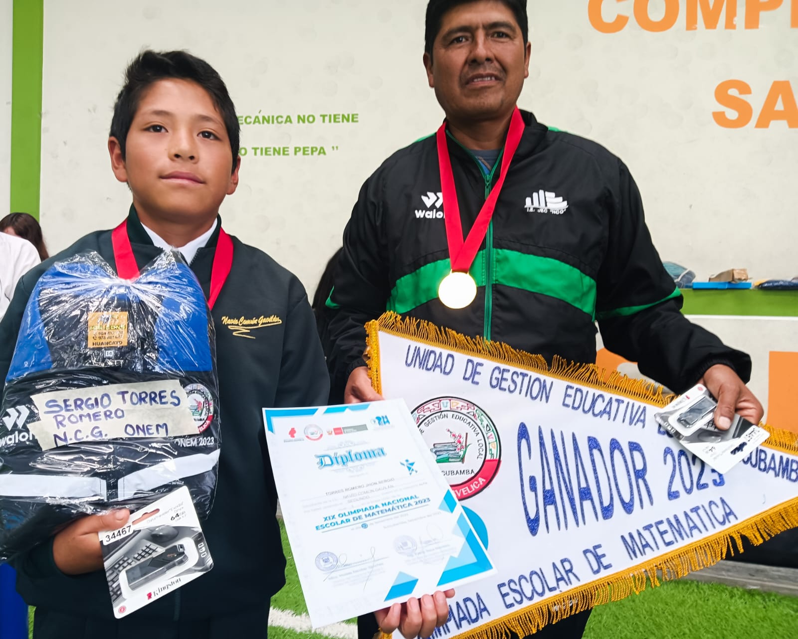 La Unidad de Gestión Educativa Local Surcubamba reconoció y premio el #esfuerzo, dedicación y #disciplina de los estudiantes y docentes ganadores de los Concursos locales, regionales y nacionales.