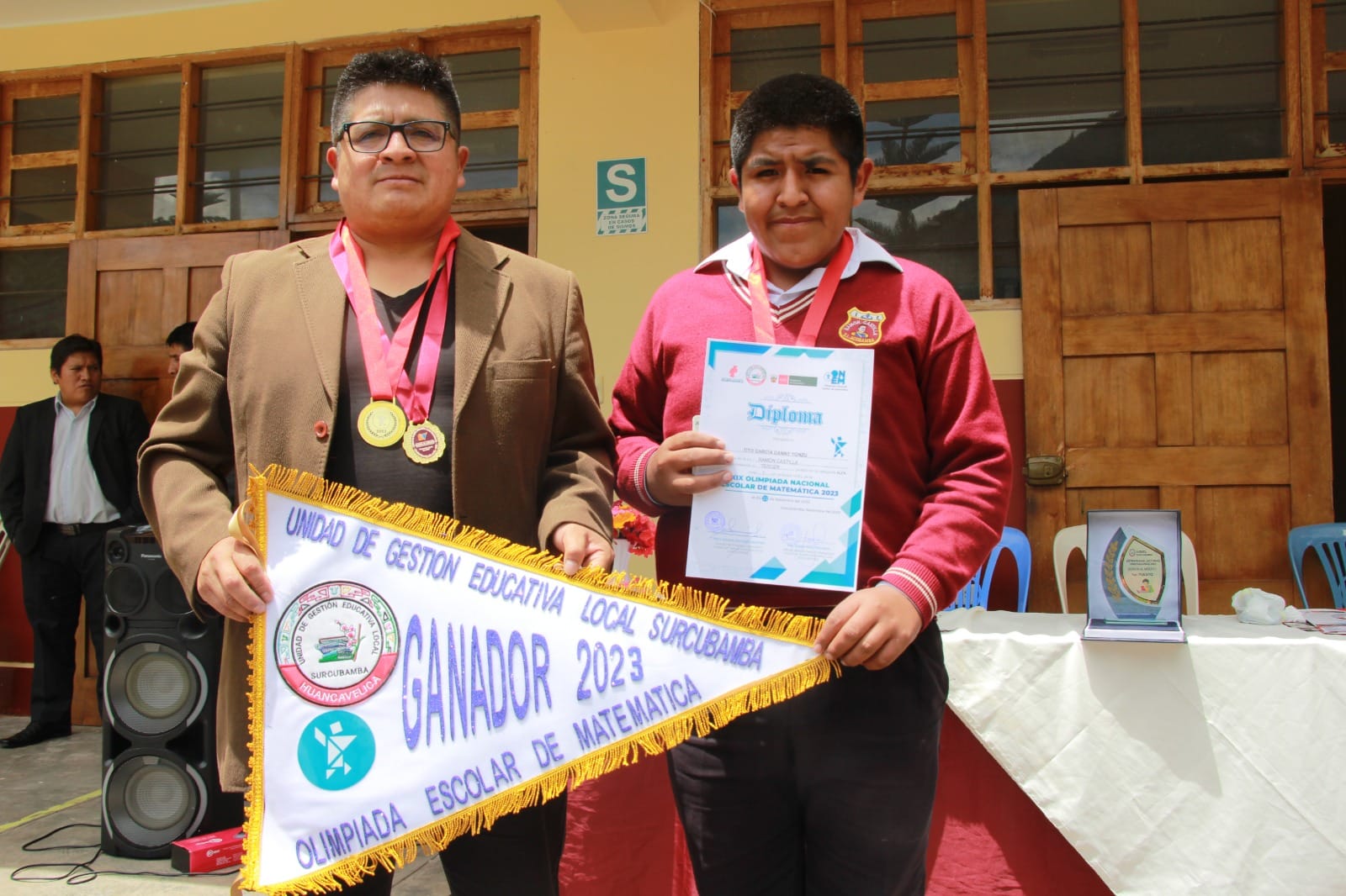 La Unidad de Gestión Educativa Local Surcubamba reconoció y premio el #esfuerzo, dedicación y #disciplina de los estudiantes y docentes ganadores de los Concursos locales, regionales y nacionales.