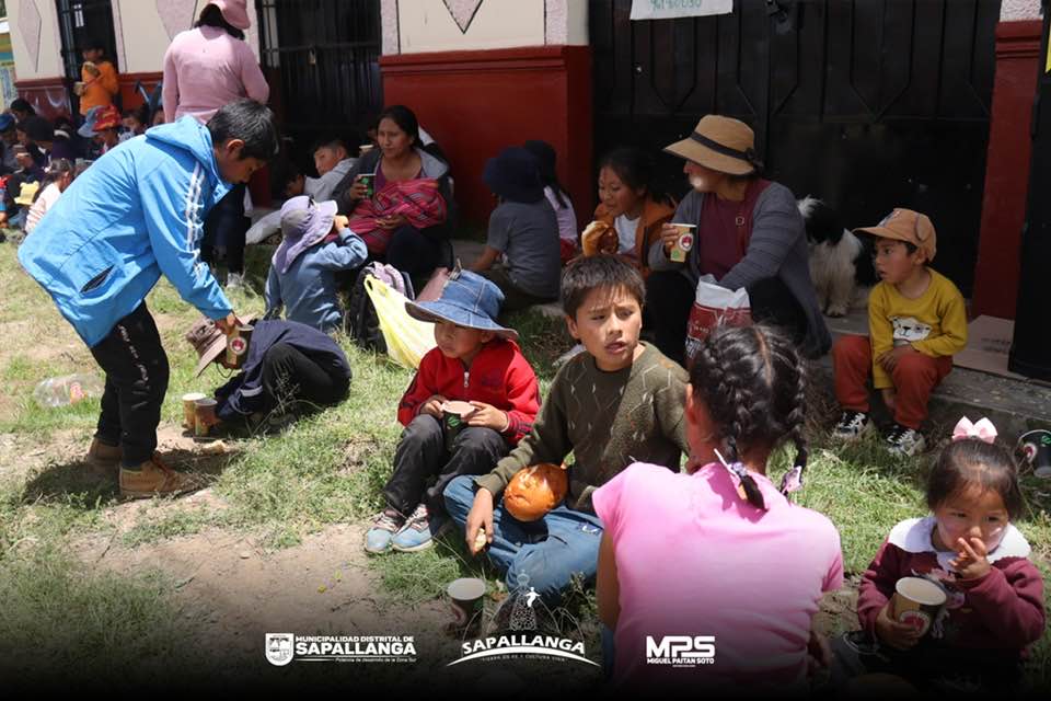 Regalos para los niños de Huayllaspanca